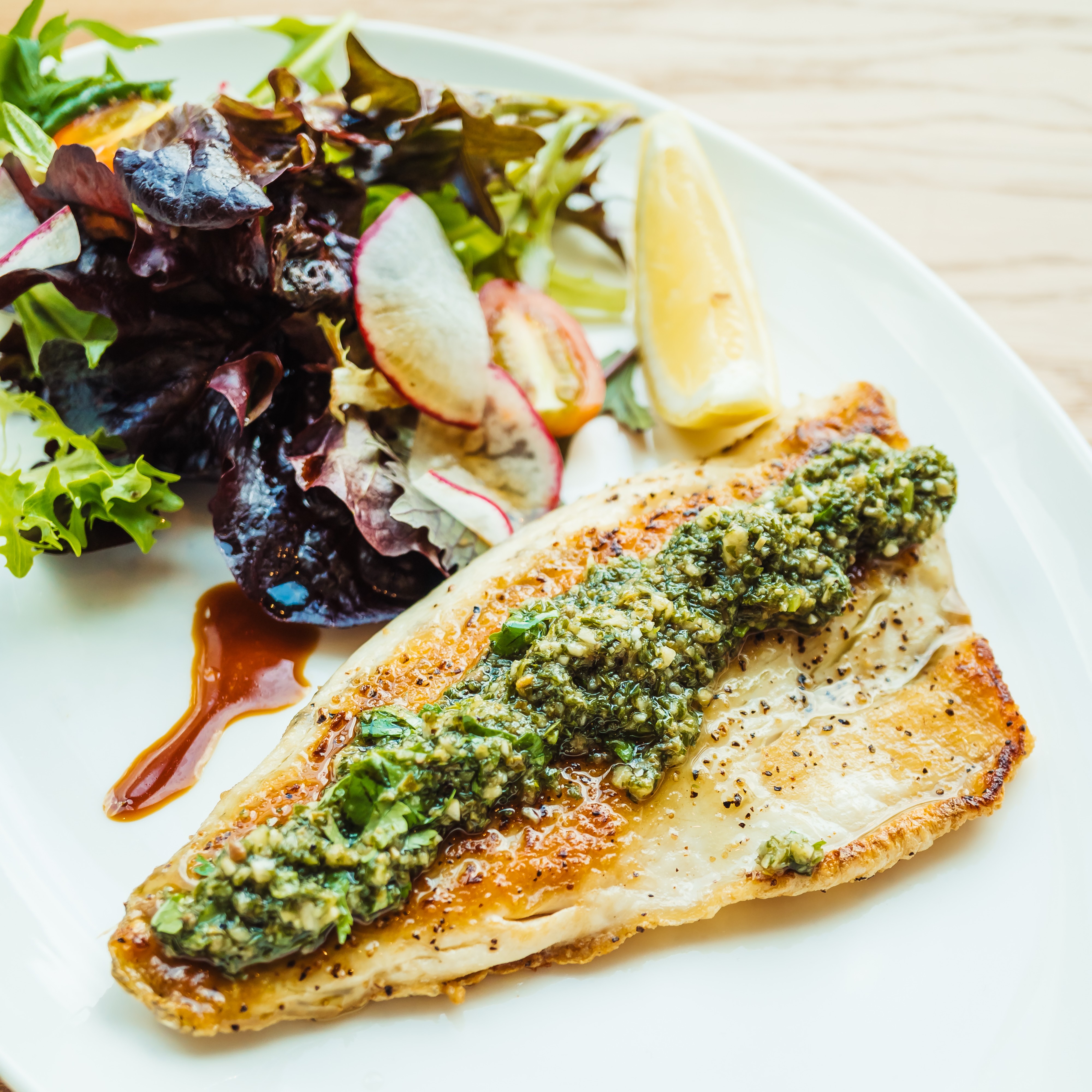 Grillezett branzino chimichurri szósszal