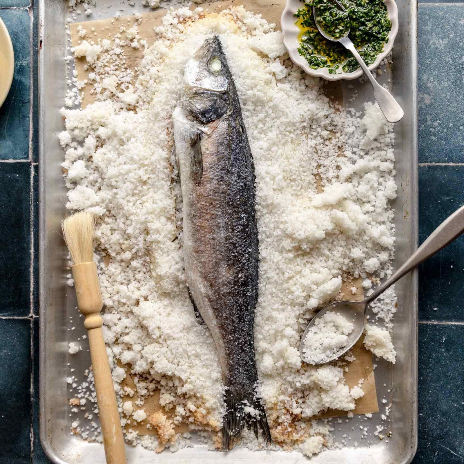 Sókéregben sült egész branzino 